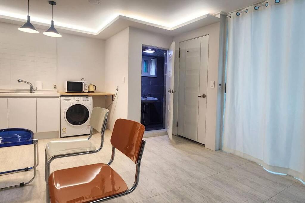 C-5 White Linen House Apartment