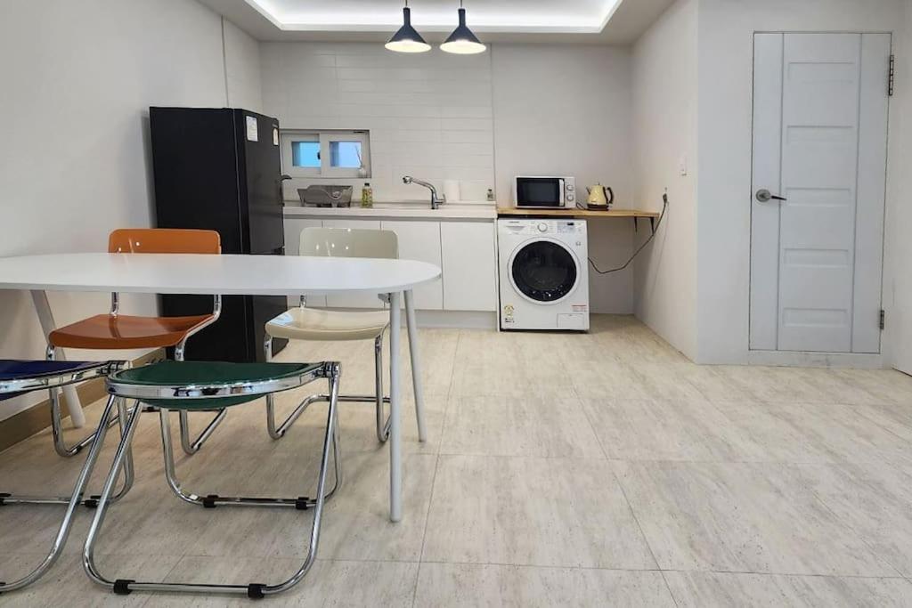 Apartment C-5 White Linen House *