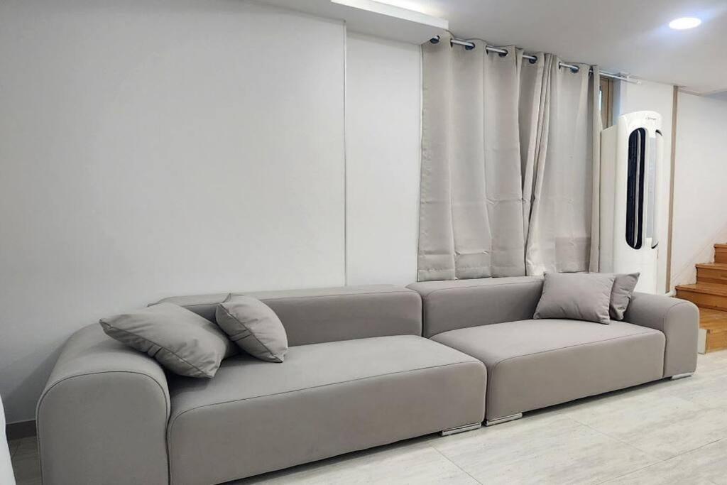 C-5 White Linen House Apartment