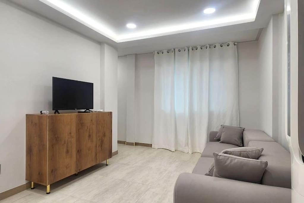 Apartment C-5 White Linen House