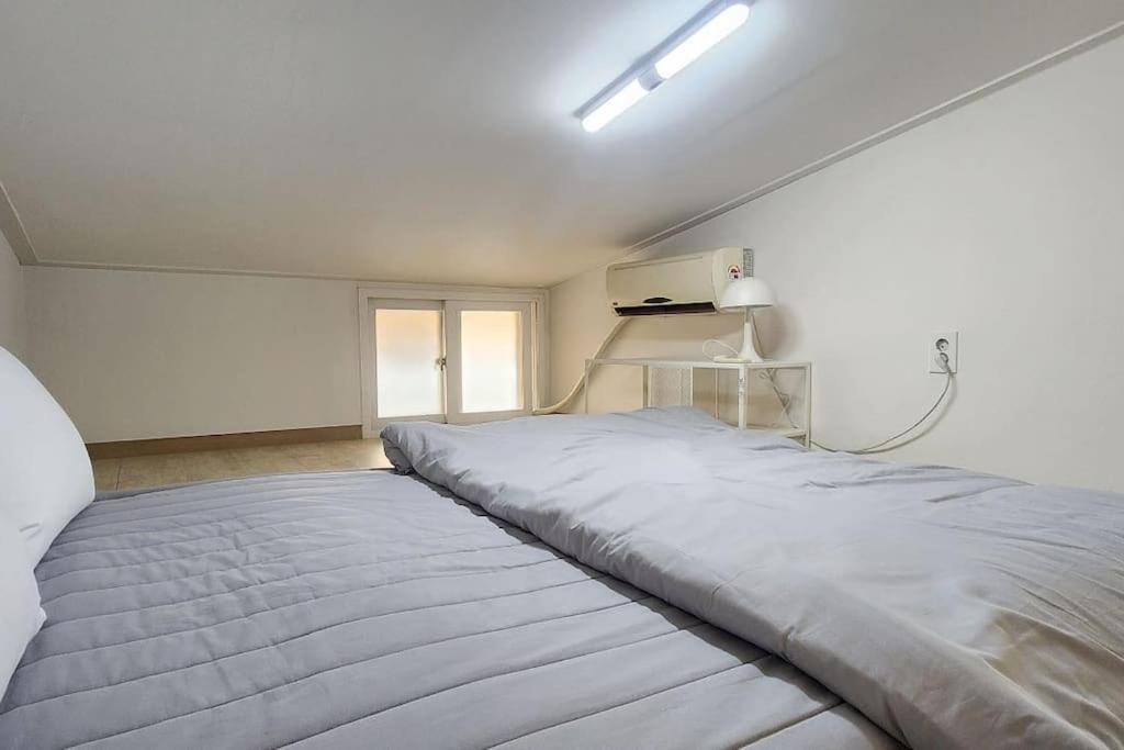 C-5 White Linen House Apartment *