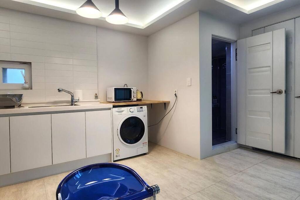 Apartment C-5 White Linen House *